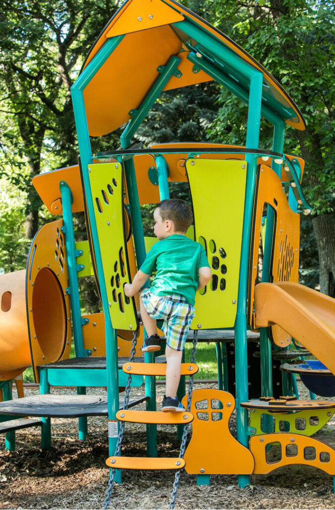 wildwood-park-in-winnipeg-manitoba-play-structures-for-all-ages