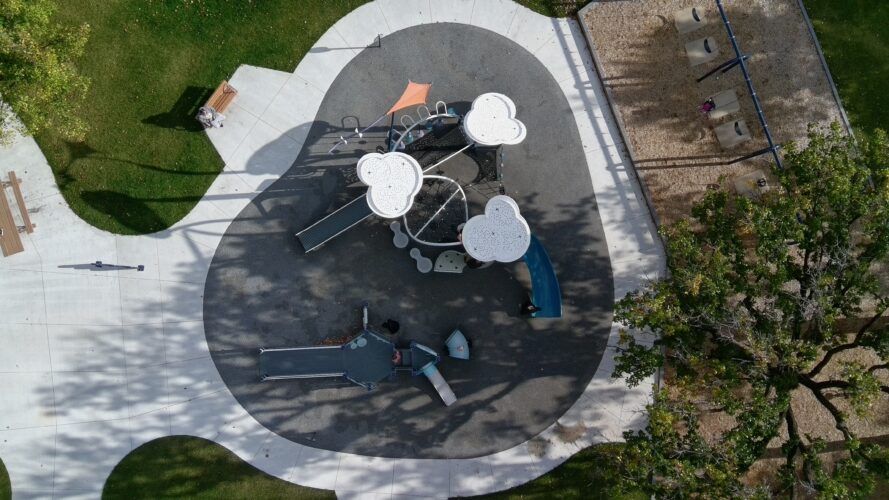 Overview of Corydon Community Centre Playground