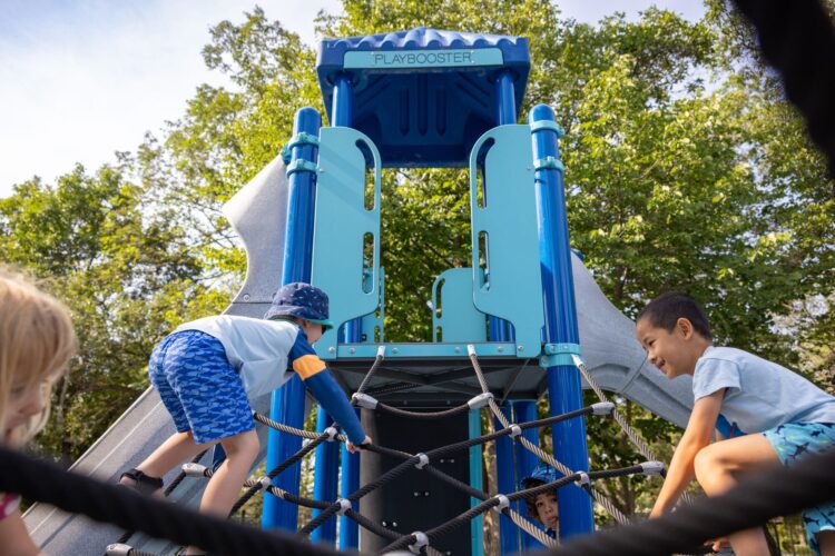 Kids climbing net